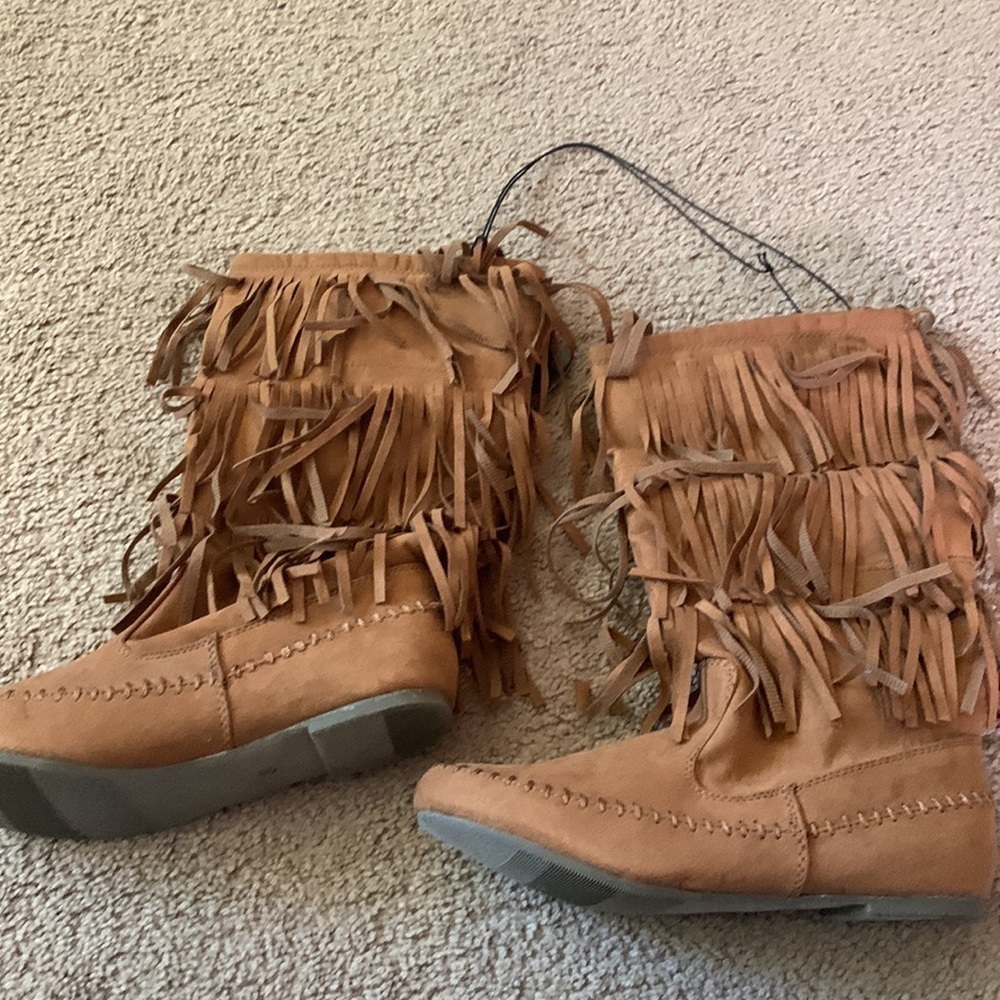 𝅺NWT fringe boots size 6 - Picture 2 of 5